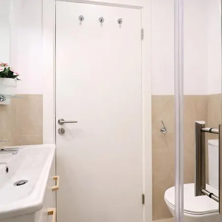 2 Bedroom Flat With Ac And Elevator Apartment Lisbon