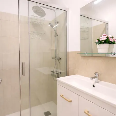 2 Bedroom Flat With Ac And Elevator Appartement *